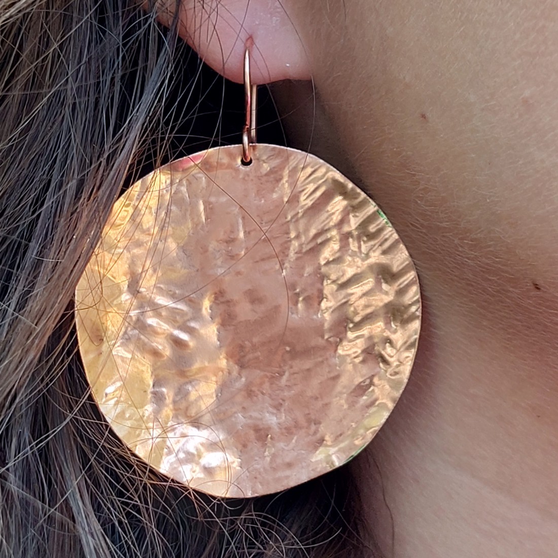 Cercei circulari minimali, unici, din cupru martelat - bijuterii - cercei hoops - Artynos.ro Cercei circulari minimali, unici, din cupru martelat - bijuterii - cercei hoops - Artynos.ro