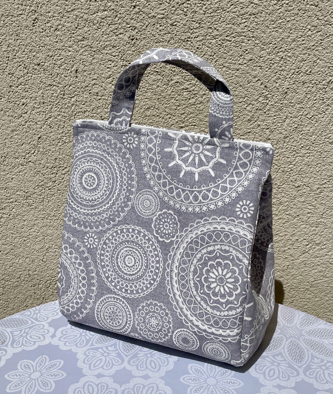 Geantă de transport pentru alimente cu model Mandala - geantă și husă - cutie de prânz - pungă și cutie de prânz - Artynos.ro Geantă de transport pentru alimente cu model Mandala - geantă și husă - cutie de prânz - pungă și cutie de prânz - Artynos.ro