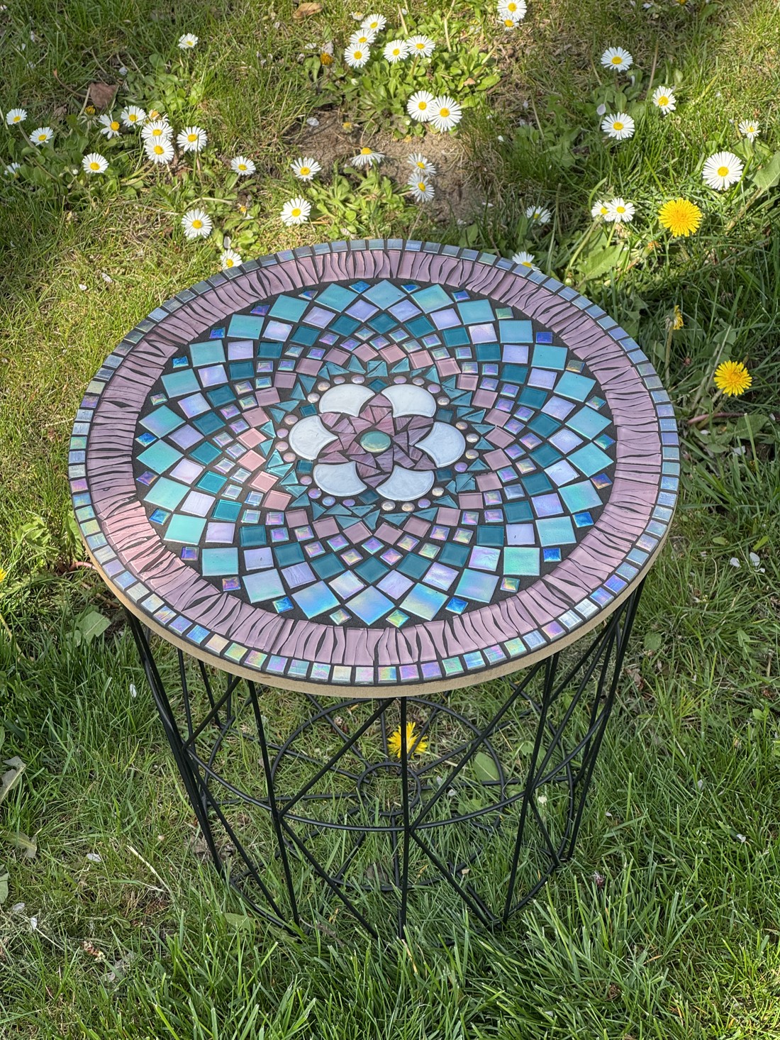 Măsuță colorată, pastel cu model mandala, - - Artynos.ro Măsuță colorată, pastel cu model mandala, - - Artynos.ro