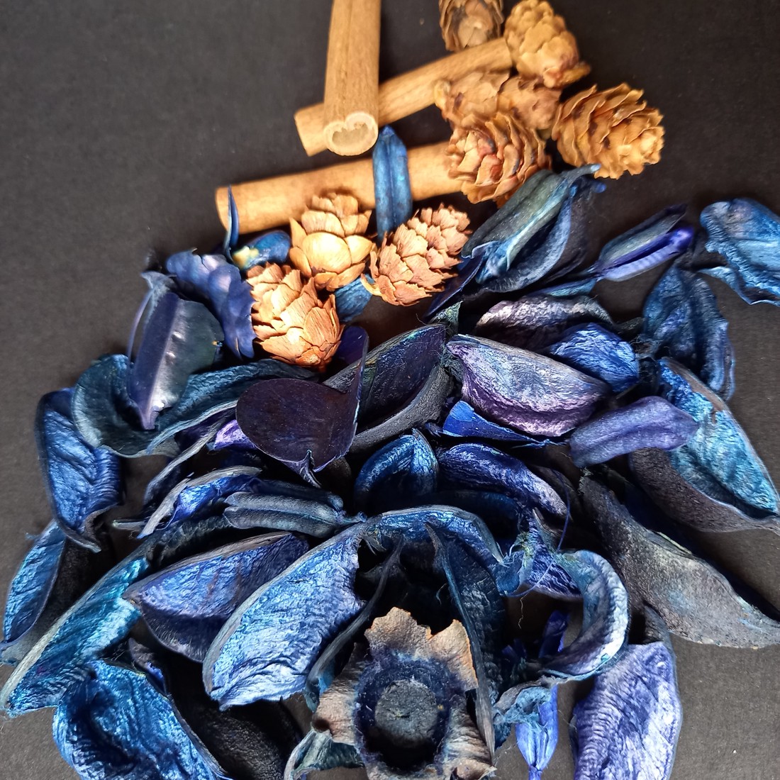 Set de materiale decorative: bețișoare de scorțișoară, conuri mici și fructe uscate  -  - Artynos.ro