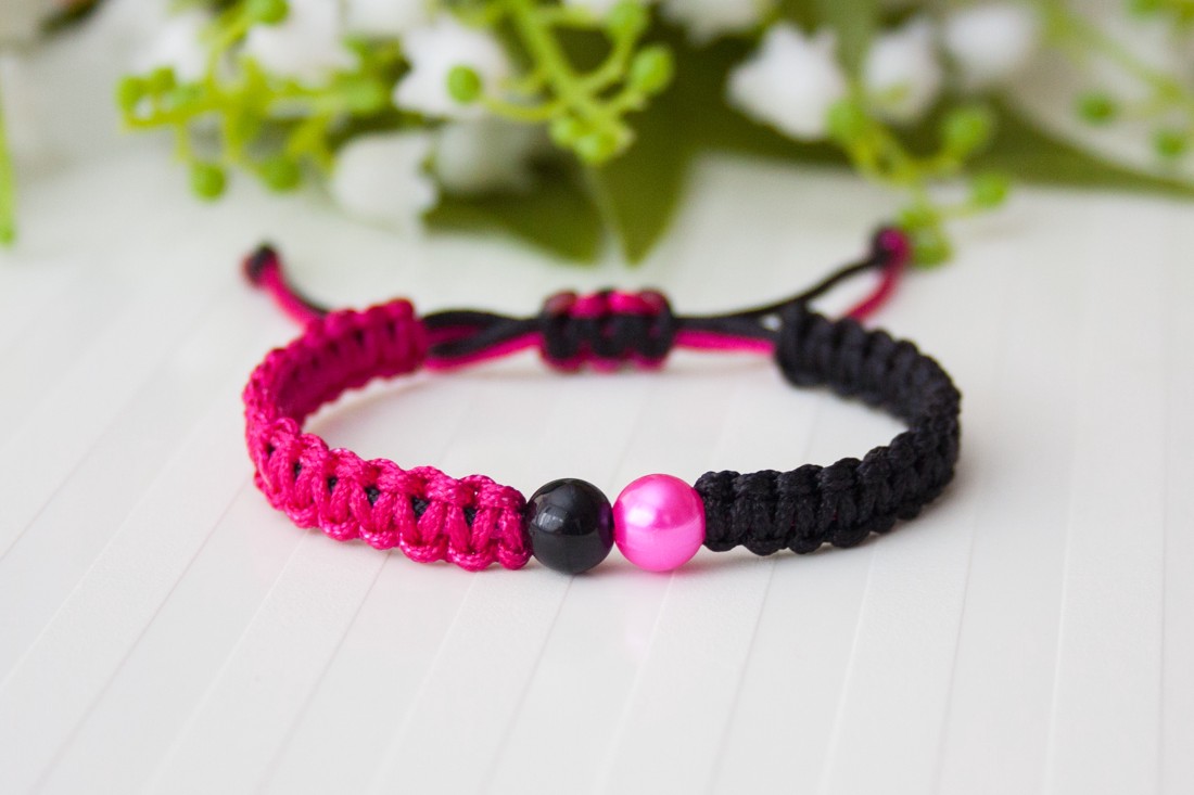 Brățară macramé împletită - Negru/perle roz -  - Artynos.ro