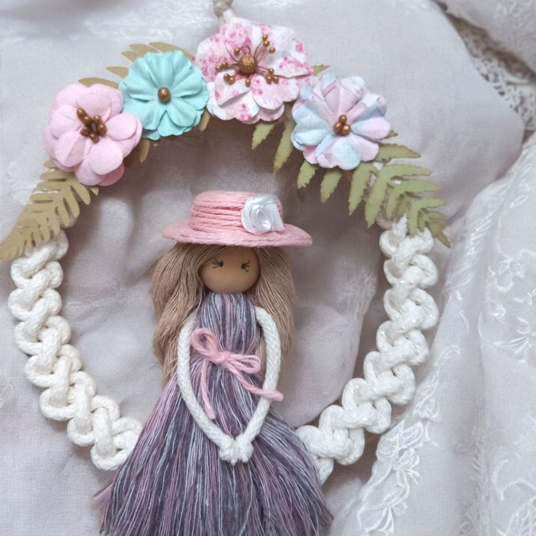 Decorațiuni de perete Macrame cu păpușă cu pălărie și flori din hârtie lucrate manual - - Artynos.ro Decorațiuni de perete Macrame cu păpușă cu pălărie și flori din hârtie lucrate manual - - Artynos.ro