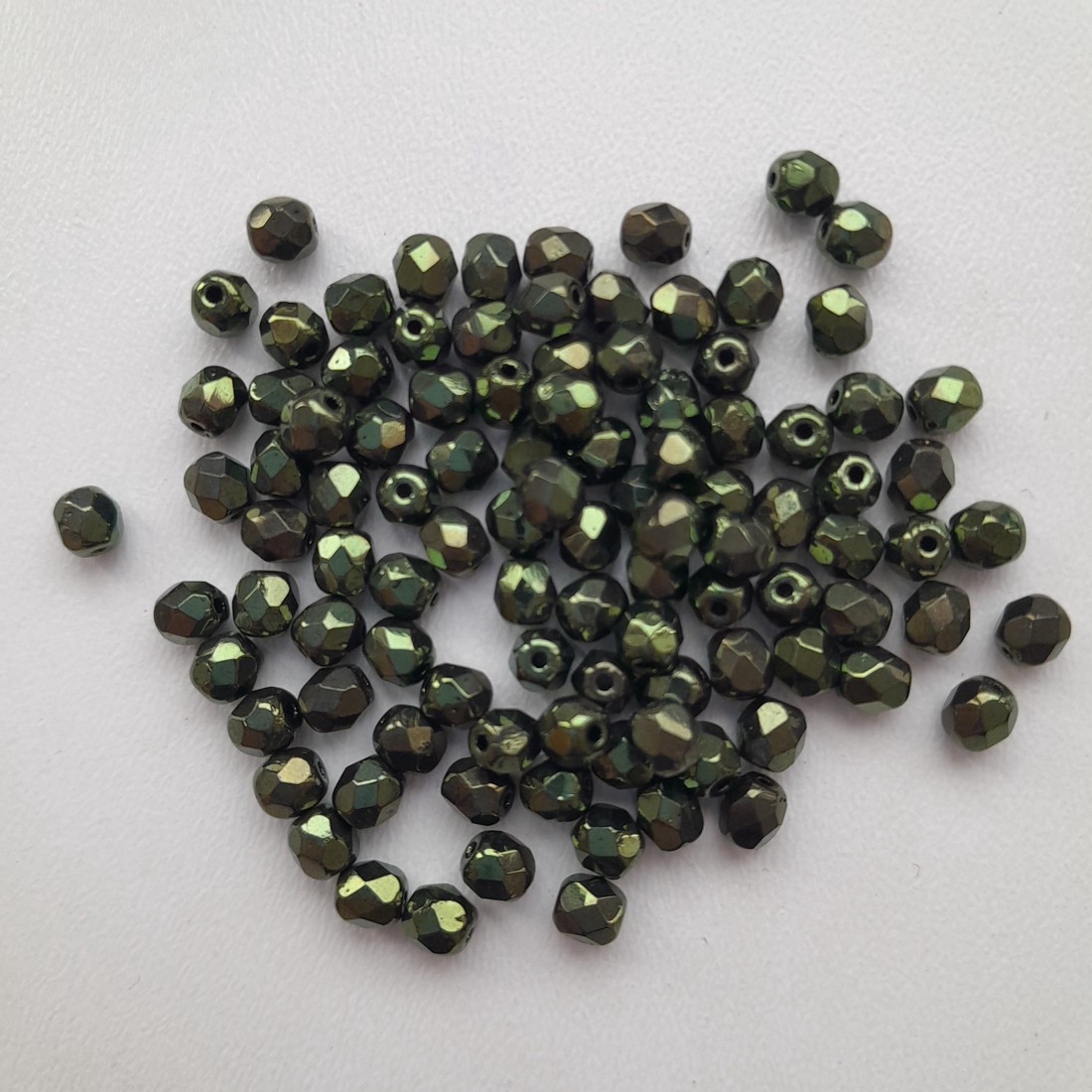 Mărgele cehe fațetate din sticlă - 4mm - 100 buc / pachet - verde închis strălucitor - - Artynos.ro Mărgele cehe fațetate din sticlă - 4mm - 100 buc / pachet - verde închis strălucitor - - Artynos.ro