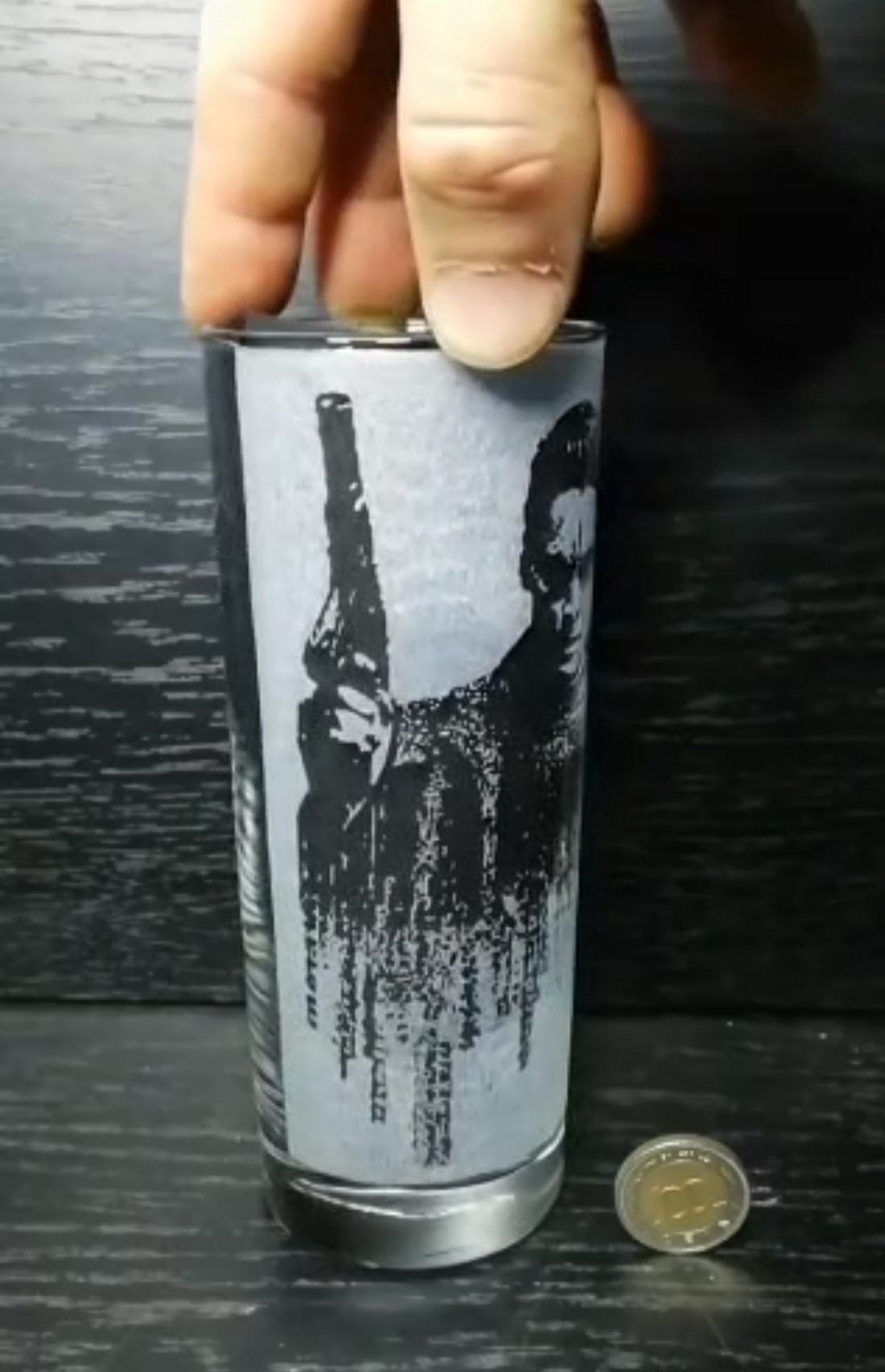 Pahar de sticlă cu modelul Neo din filmul Matrix  -  - Artynos.ro