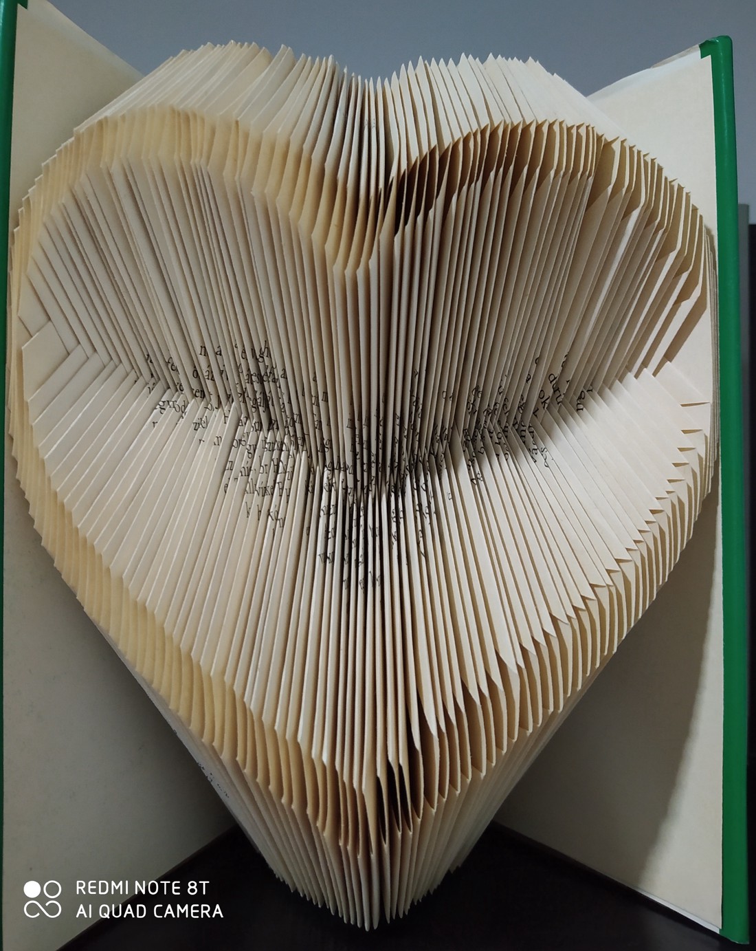 Sculptură carte inimă - casă & stil de viață - accesorii pentru decorat casa - decorațiuni de masă și decorațiuni pentru rafturi  - sculptură de carte, carte pliată - Artynos.ro