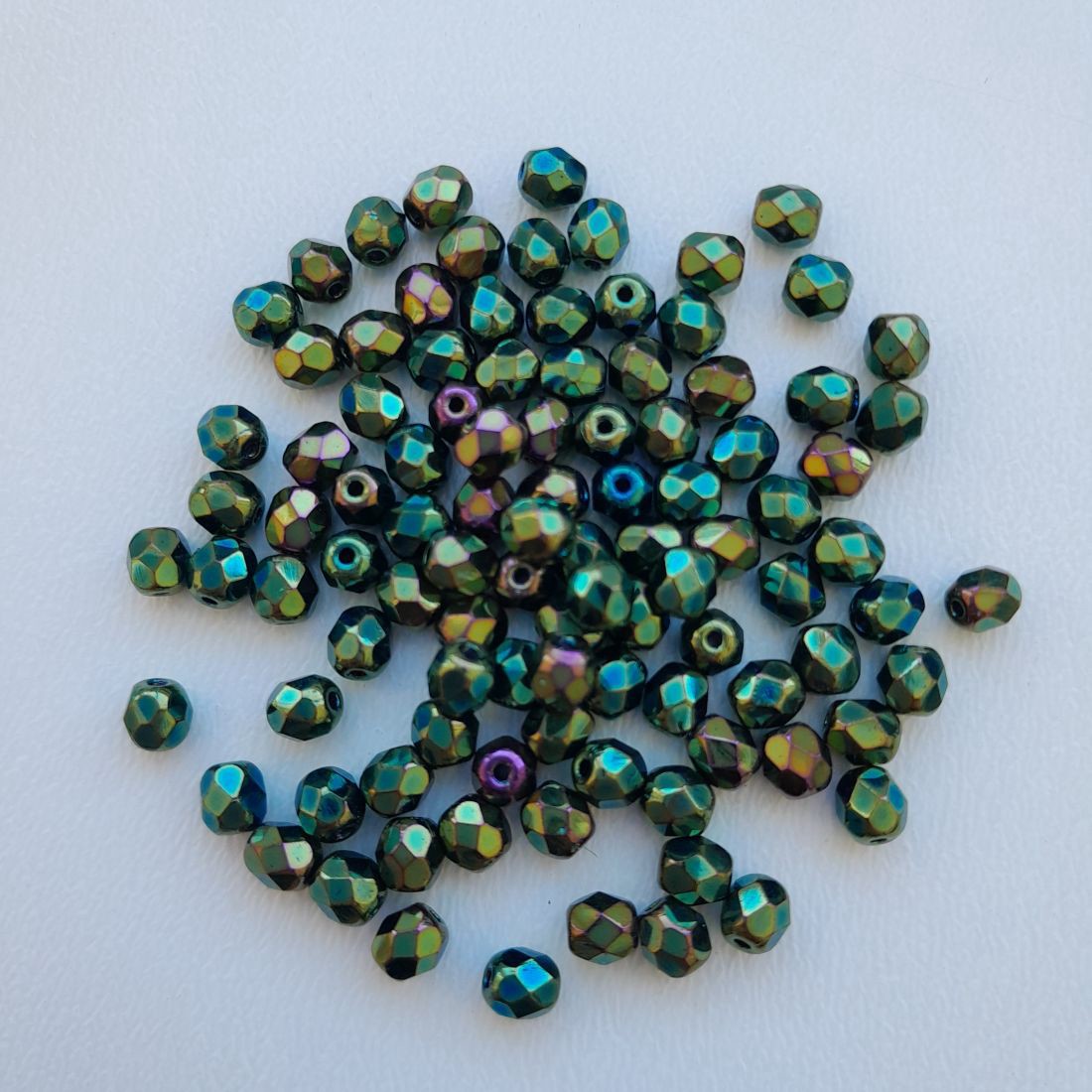 Mărgele cehe fațetate din sticlă - 4mm - 100 buc / pachet - verde curcubeu - - Artynos.ro Mărgele cehe fațetate din sticlă - 4mm - 100 buc / pachet - verde curcubeu - - Artynos.ro