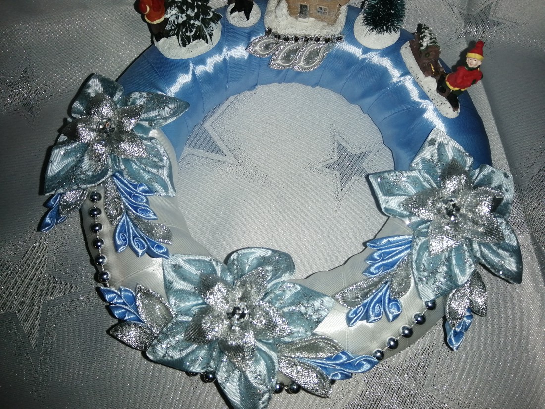 Crăciun albastru decor de masă cu cabana - crăciun - decorațiuni de crăciun de casă - decor pentru masă de crăciun - Artynos.ro Crăciun albastru decor de masă cu cabana - crăciun - decorațiuni de crăciun de casă - decor pentru masă de crăciun - Artynos.ro