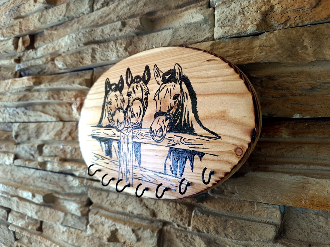 Breloc de perete din lemn cu 3 cai -  - Artynos.ro