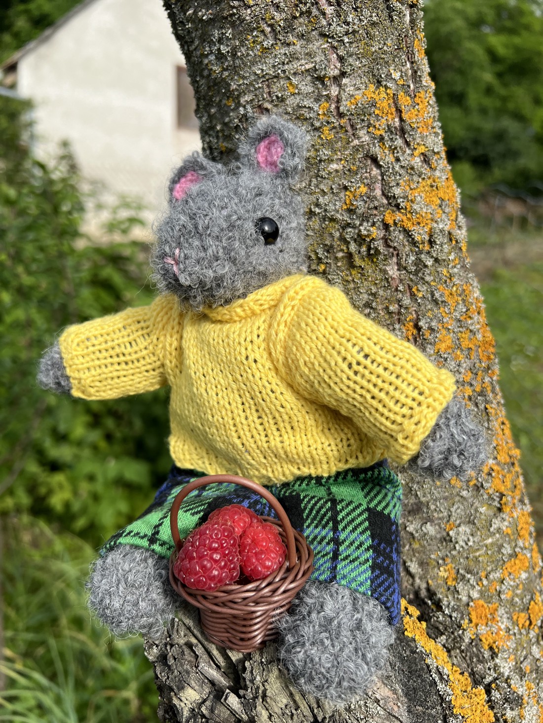 Șoricel de pădure tricotat manual, îmbrăcat într-un pulover galben -  - Artynos.ro