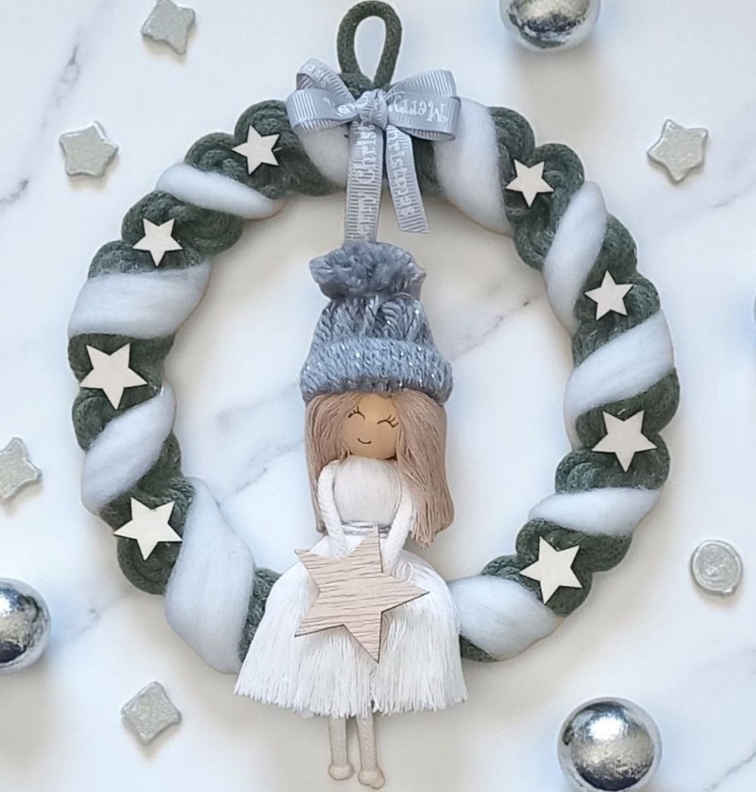 Verde și alb macramé Crăciun decor de perete - fată zâmbitoare în pălărie cu stele de lemn - crăciun - decorațiuni de crăciun de casă - decorațiuni pentru ușă de crăciun - Artynos.ro Verde și alb macramé Crăciun decor de perete - fată zâmbitoare în pălărie cu stele de lemn - crăciun - decorațiuni de crăciun de casă - decorațiuni pentru ușă de crăciun - Artynos.ro