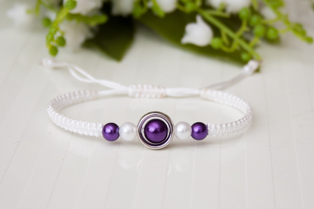 Brățară macramé împletită - Perle alb/violet închis - - Artynos.ro Brățară macramé împletită - Perle alb/violet închis - - Artynos.ro
