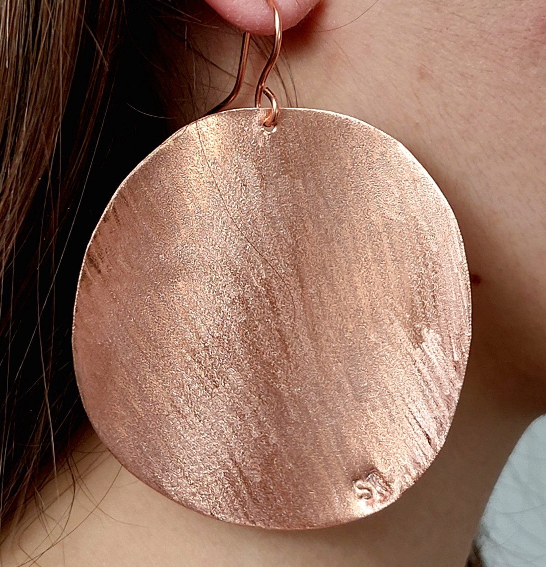 Cercei rotunzi din cupru - bijuterii - cercei hoops - Artynos.ro Cercei rotunzi din cupru - bijuterii - cercei hoops - Artynos.ro