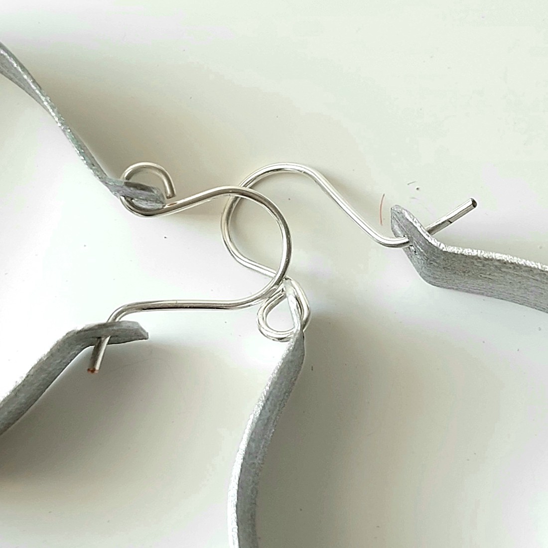 Cercei minimaliști din aluminiu - bijuterii - cercei hoops - Artynos.ro Cercei minimaliști din aluminiu - bijuterii - cercei hoops - Artynos.ro