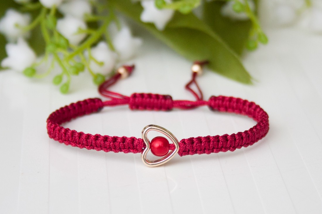 Brățară macramé împletită - Hearts red/gold - - Artynos.ro Brățară macramé împletită - Hearts red/gold - - Artynos.ro