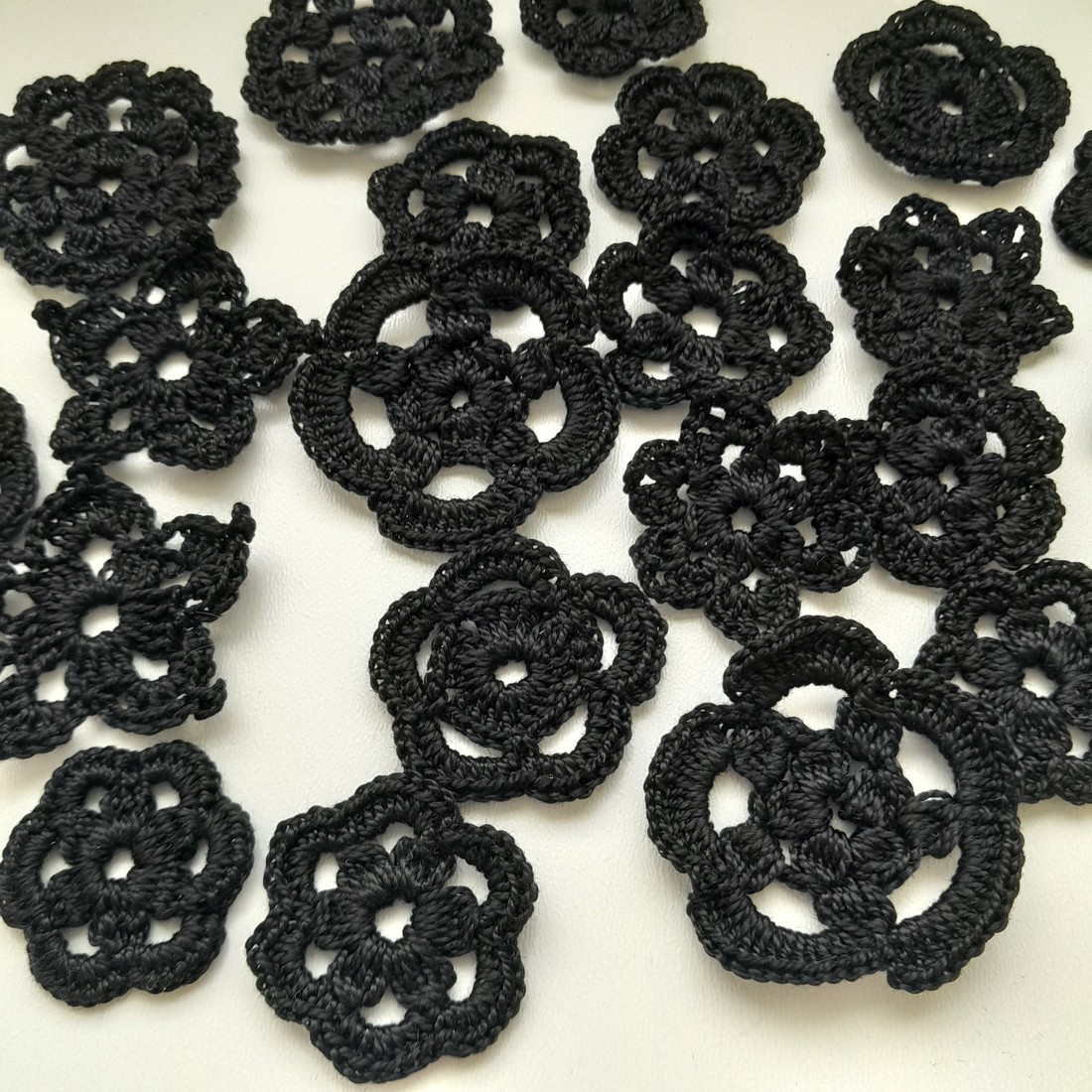 Flori croșetate negre - 22 bucăți / pachet - - Artynos.ro Flori croșetate negre - 22 bucăți / pachet - - Artynos.ro