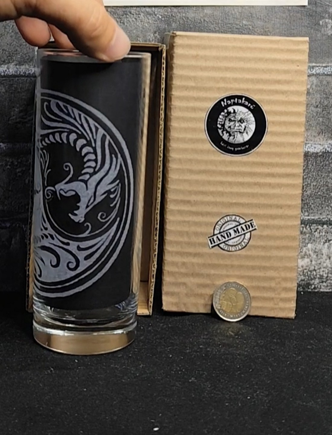 Pahar de sticlă cu modelul Dragon Yin-Yang, gravat manual  -  - Artynos.ro