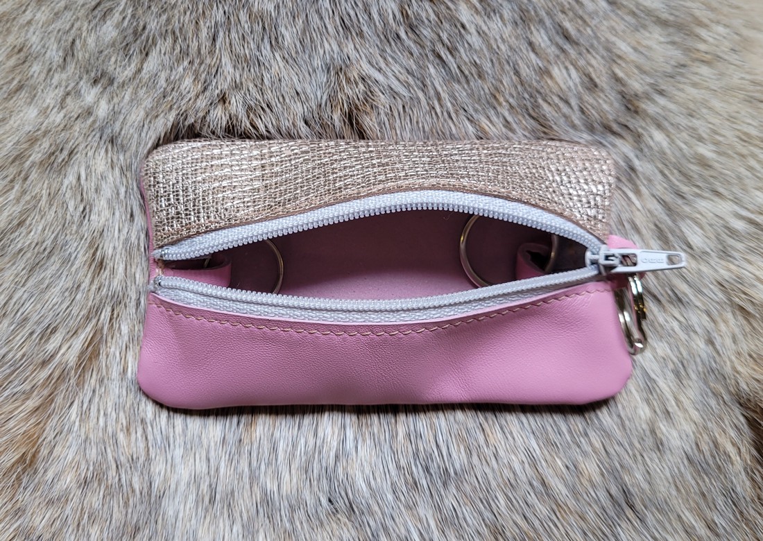 Girly things liliac- breloc din piele naturală - - Artynos.ro Girly things liliac- breloc din piele naturală - - Artynos.ro
