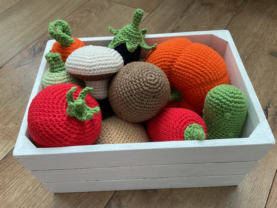 Set Legume Croșetate Jucării Educative Handmade (10 piese + lădiță lemn) - jucării și echipamente pentru copii - plușuri - legume, fructe de pluș - Artynos.ro Set Legume Croșetate Jucării Educative Handmade (10 piese + lădiță lemn) - jucării și echipamente pentru copii - plușuri - legume, fructe de pluș - Artynos.ro