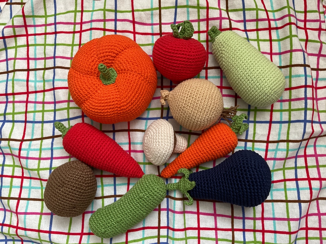Set Legume Croșetate Jucării Educative Handmade (10 piese + lădiță lemn) - jucării și echipamente pentru copii - plușuri - legume, fructe de pluș - Artynos.ro Set Legume Croșetate Jucării Educative Handmade (10 piese + lădiță lemn) - jucării și echipamente pentru copii - plușuri - legume, fructe de pluș - Artynos.ro