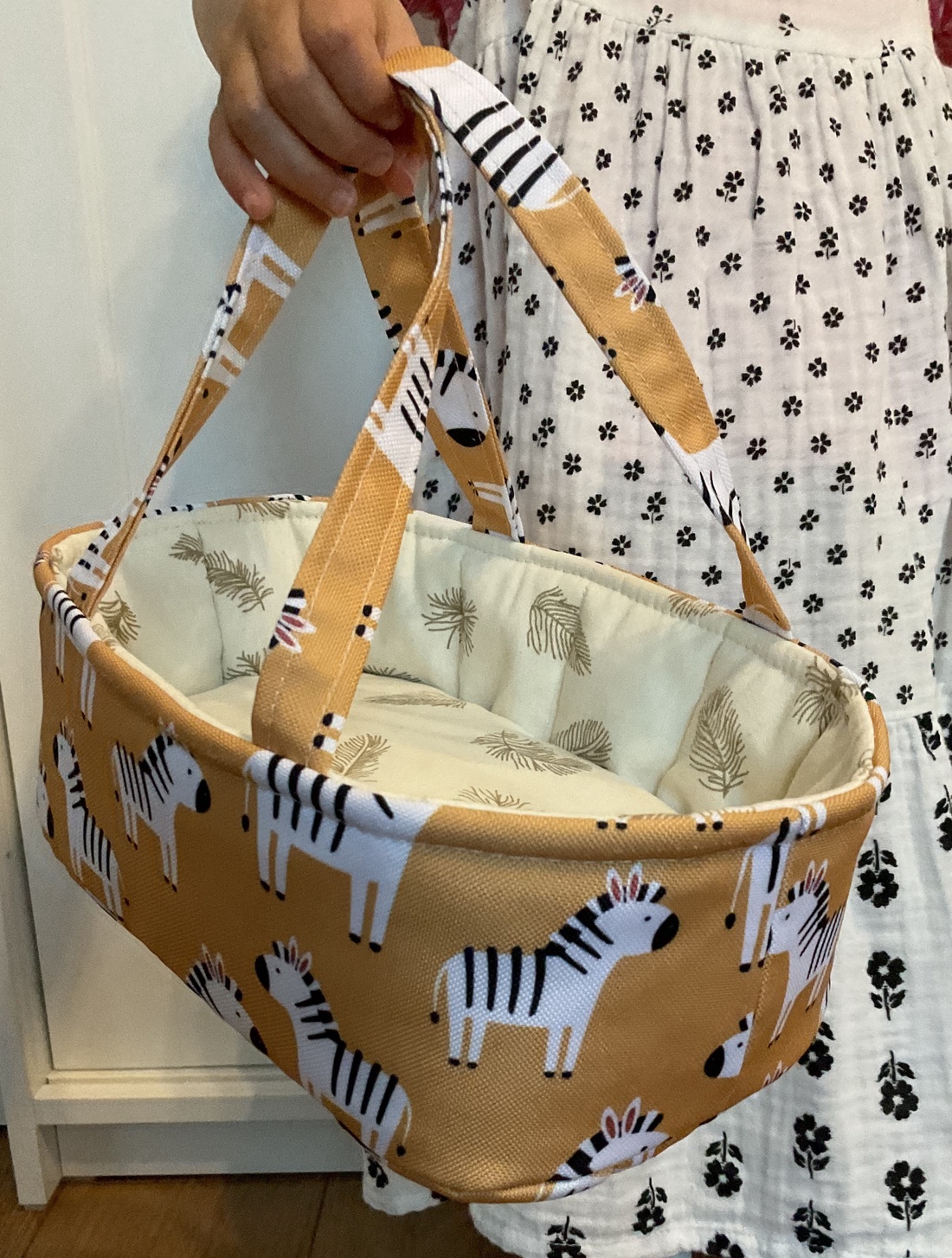 Mini landou handmade pentru păpușă  model Safari cu zebreandou - jucării și echipamente pentru copii - jucării și accesorii pentru copii - păpuși de joacă - Artynos.ro