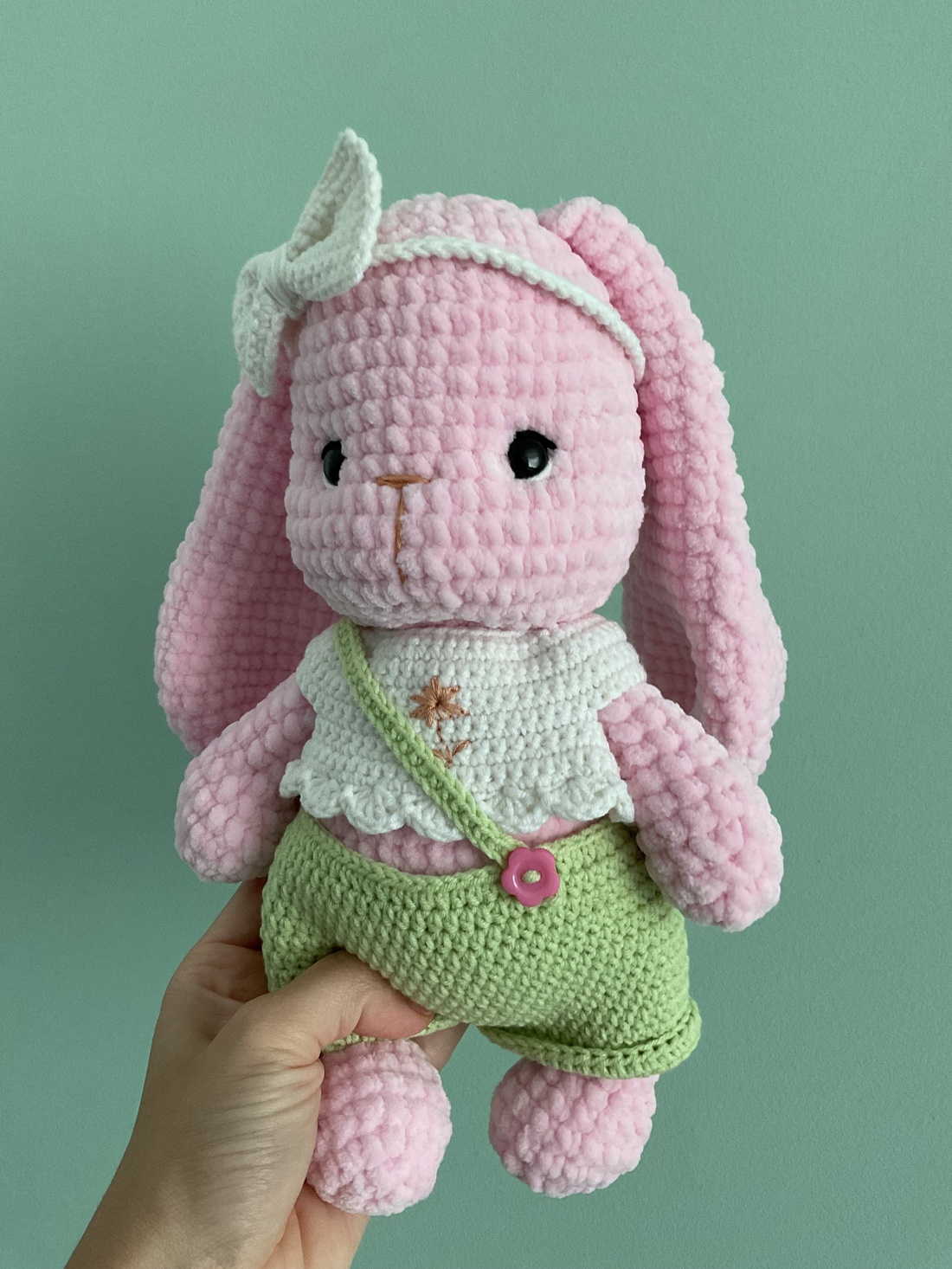 Păpușă iepuraș croșetată manual � roz pufos, cu salopetă și fundiță - jucării și echipamente pentru copii - plușuri - iepure de pluș - Artynos.ro