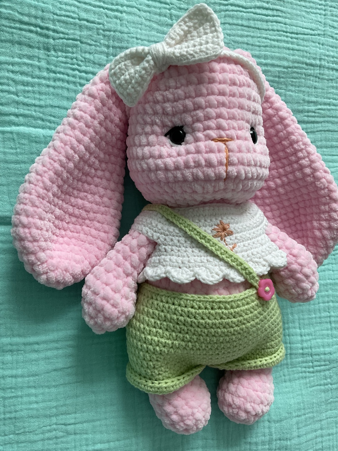 Păpușă iepuraș croșetată manual � roz pufos, cu salopetă și fundiță - jucării și echipamente pentru copii - plușuri - iepure de pluș - Artynos.ro