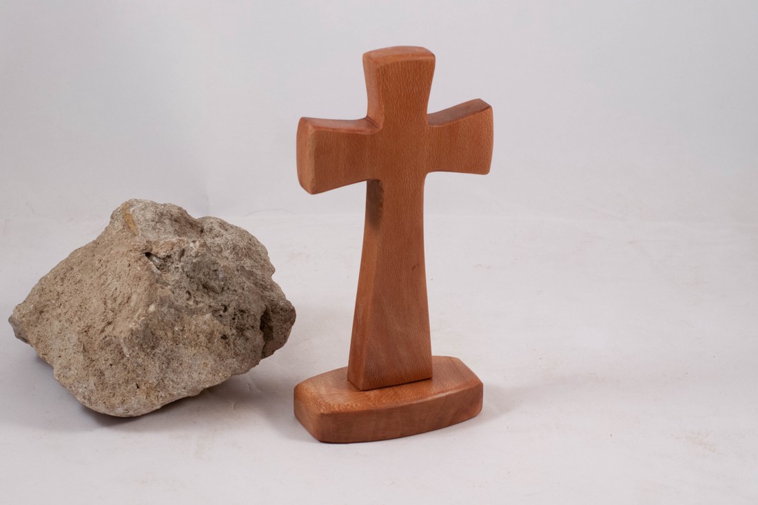 Cruce din lemn cu piedestal, cruce de masă - - Artynos.ro Cruce din lemn cu piedestal, cruce de masă - - Artynos.ro