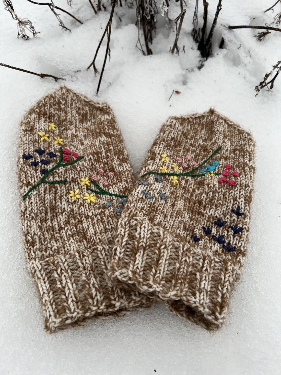 Mănuși unice, brodate manual, din lână și mohair � Grădina de flori de iarnă - îmbrăcăminte și modă - eșarfe, pălării, fularuri - mănușă - Artynos.ro