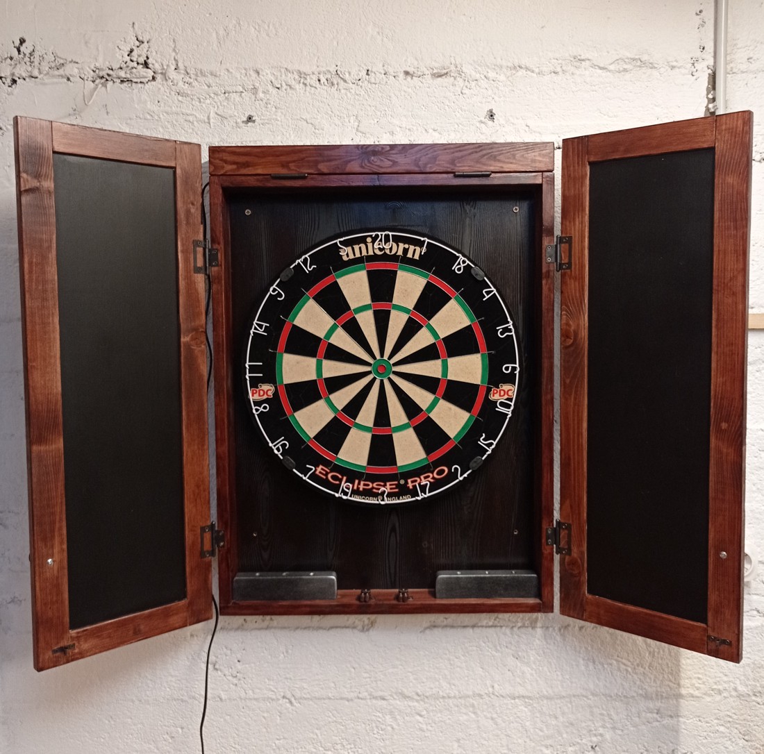 Dulap de darts cu iluminare + cadou - jucării și echipamente pentru copii - accesorii sport - Artynos.ro