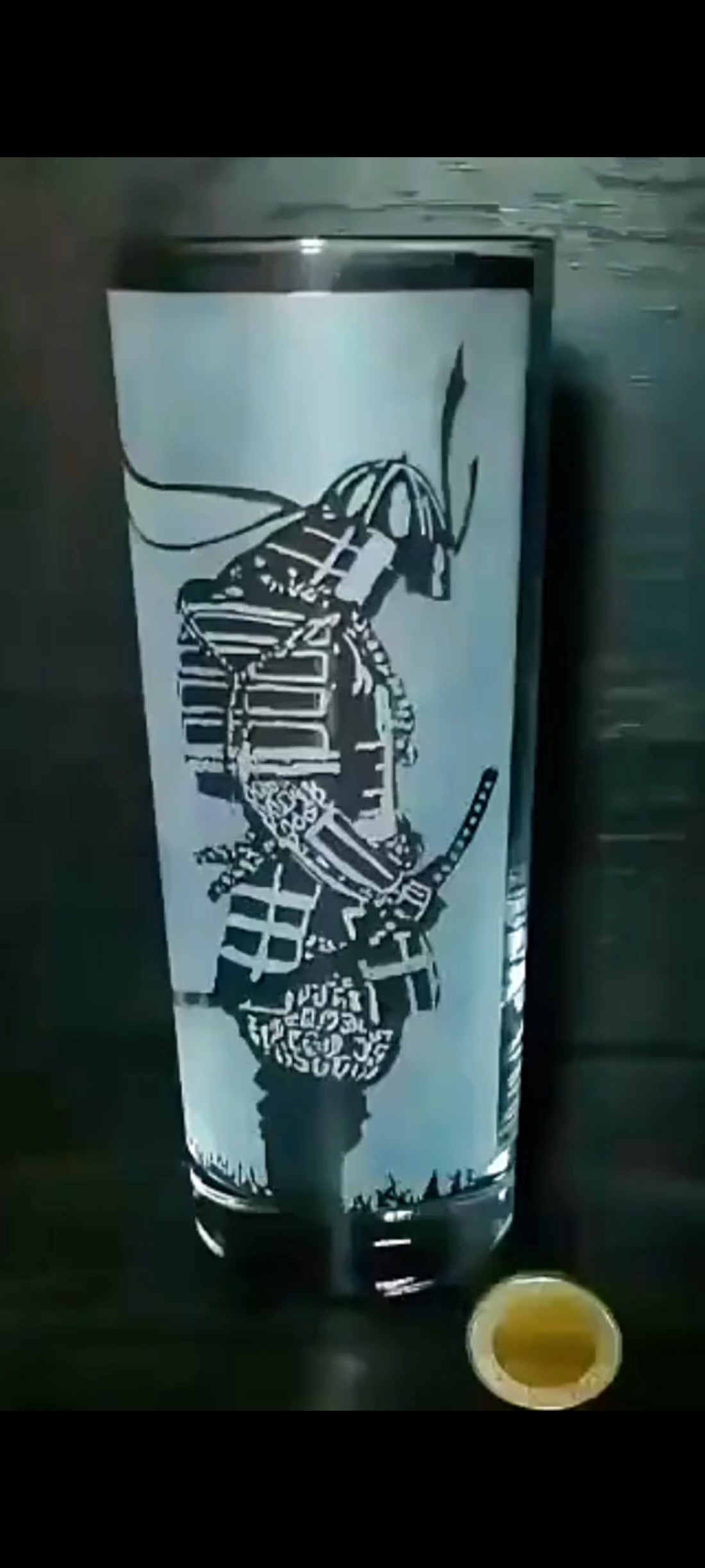 Pahar de sticlă gravat manual cu motiv samurai  -  - Artynos.ro