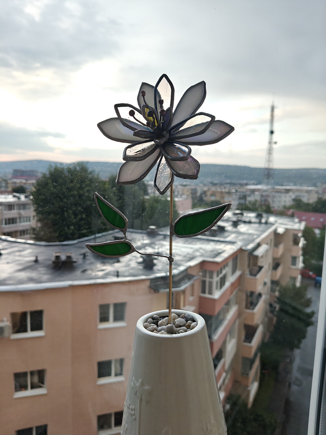 Crin iridescent din sticlă colorată ornament elegant - casă & stil de viață - accesorii pentru decorat casa - decorațiuni de masă și decorațiuni pentru rafturi - sticle ornamentale - Artynos.ro Crin iridescent din sticlă colorată ornament elegant - casă & stil de viață - accesorii pentru decorat casa - decorațiuni de masă și decorațiuni pentru rafturi - sticle ornamentale - Artynos.ro