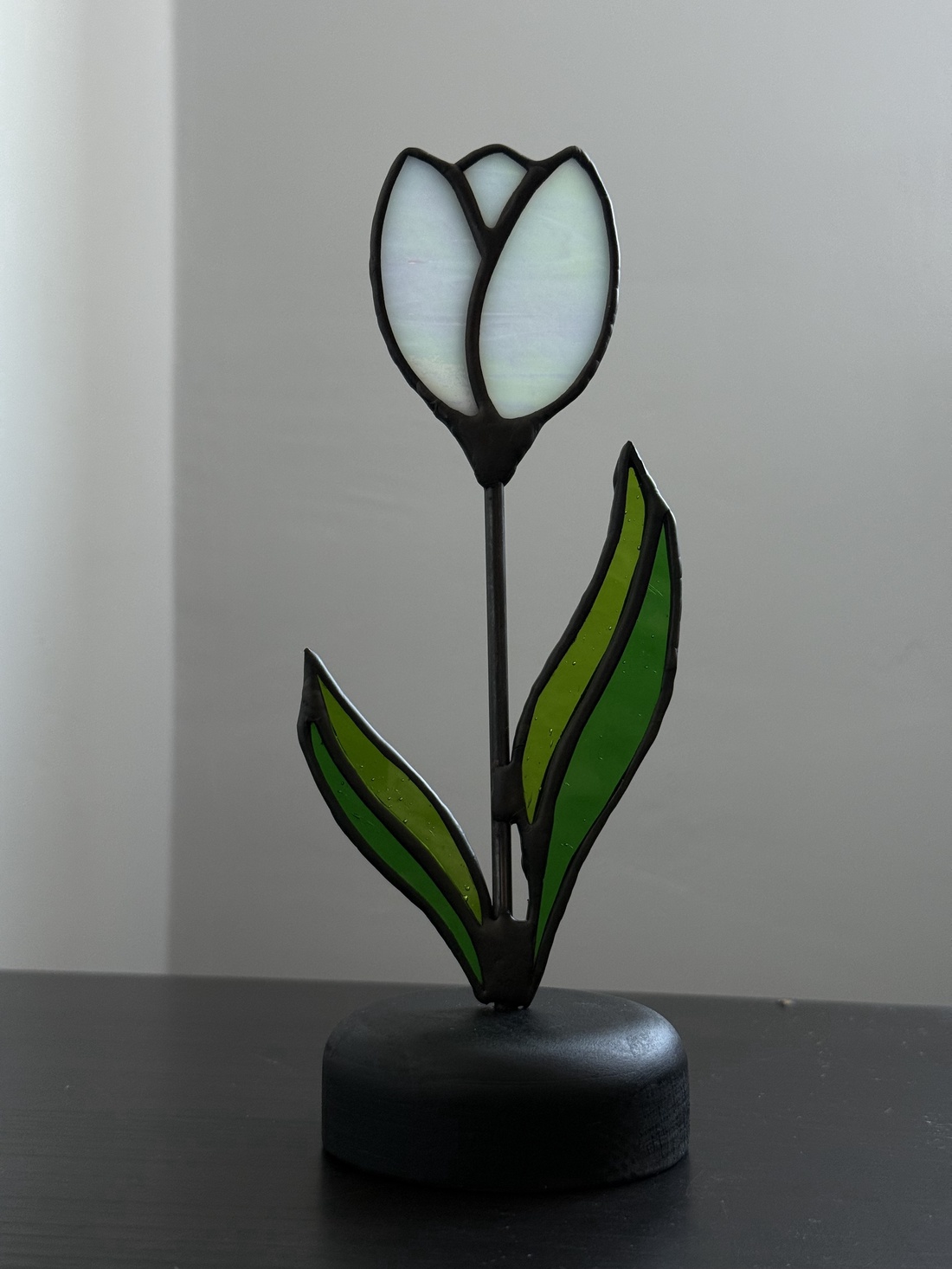 Lalea din vitraliu cu bază din lemn masiv de fag � decor handmade colorat - casă & stil de viață - decorațiuni de casă - accesorii florale - flori la fir - Artynos.ro