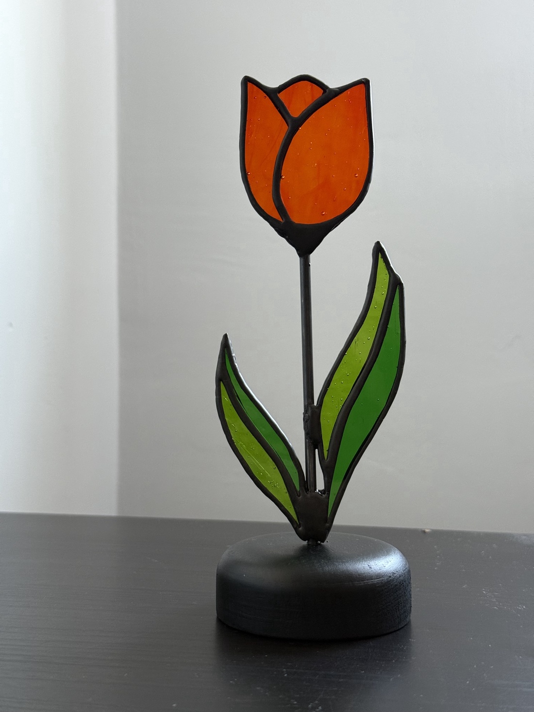 Lalea din vitraliu cu bază din lemn masiv de fag � decor handmade colorat - casă & stil de viață - decorațiuni de casă - accesorii florale - flori la fir - Artynos.ro