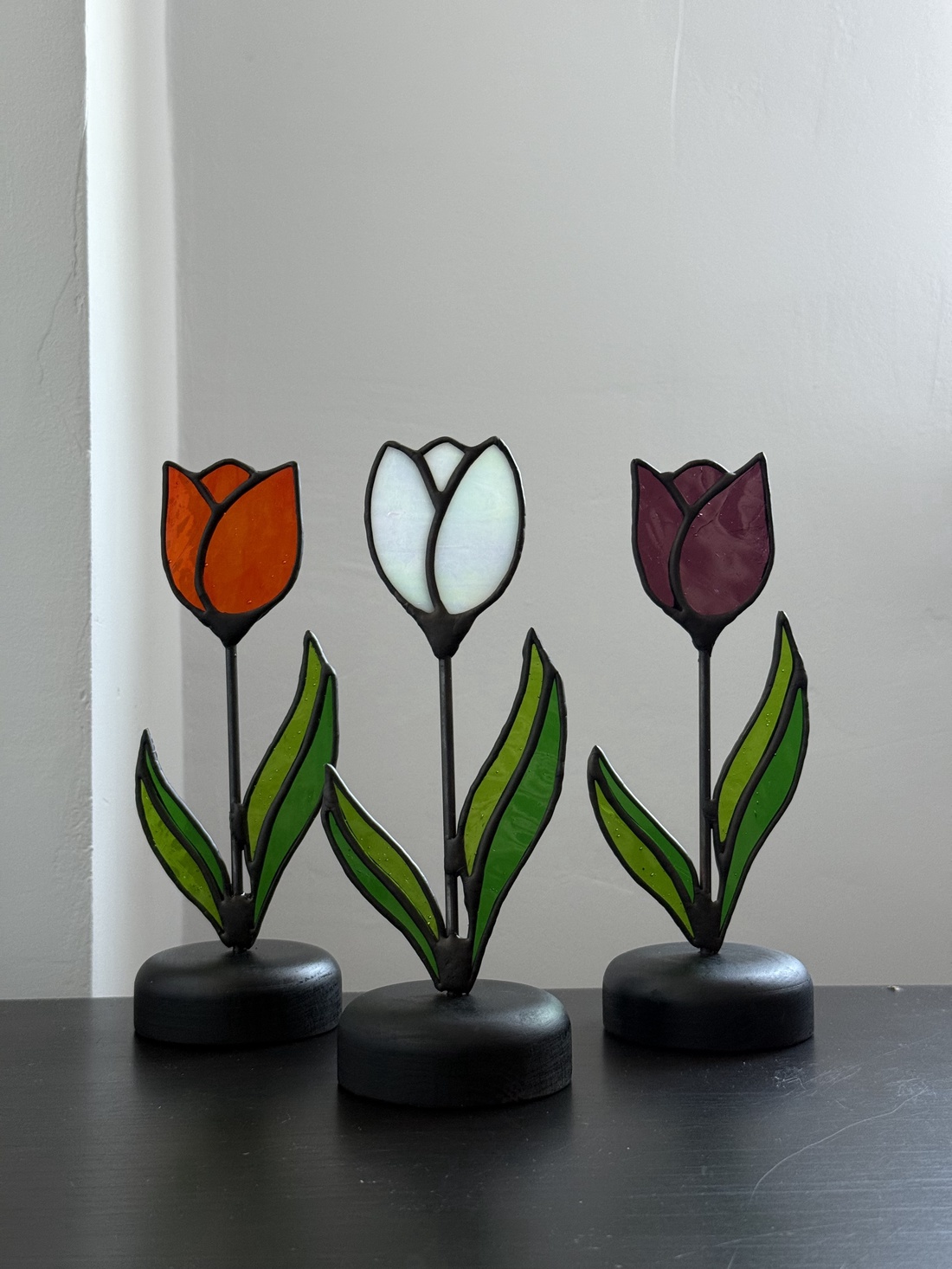 Lalea din vitraliu cu bază din lemn masiv de fag � decor handmade colorat - casă & stil de viață - decorațiuni de casă - accesorii florale - flori la fir - Artynos.ro