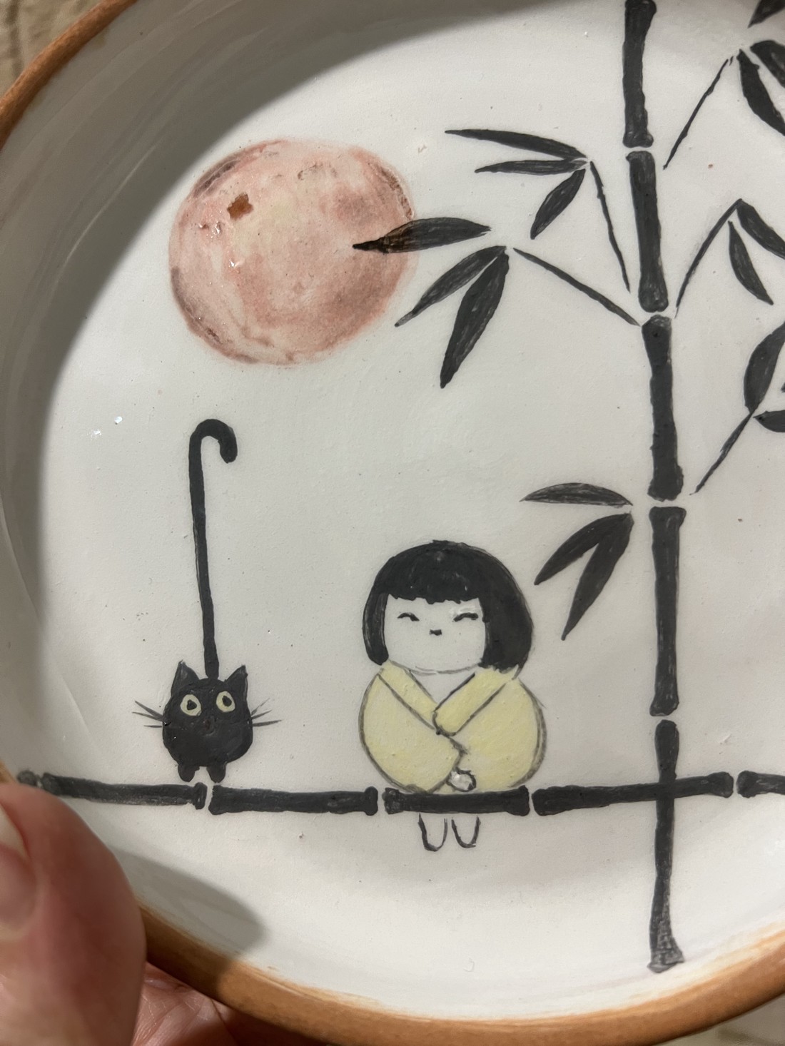 Farfurie de desert pictată manual - fată, pisoi și bambus (15 cm) -  - Artynos.ro