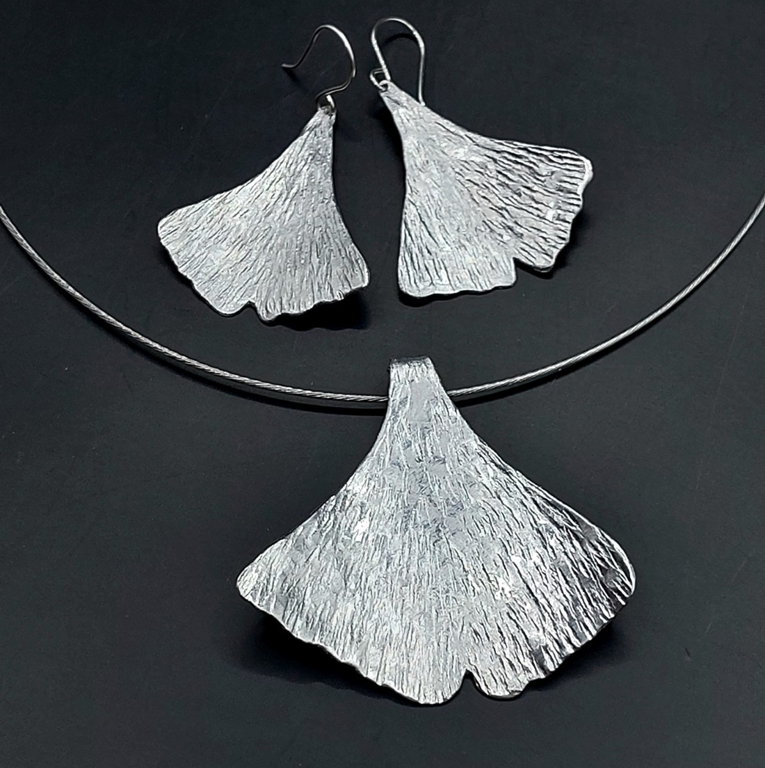 Ginkgo biloba în aluminiu în formă de pană - bijuterii - seturi de bijuterii - Artynos.ro  Ginkgo biloba în aluminiu în formă de pană - bijuterii - seturi de bijuterii - Artynos.ro