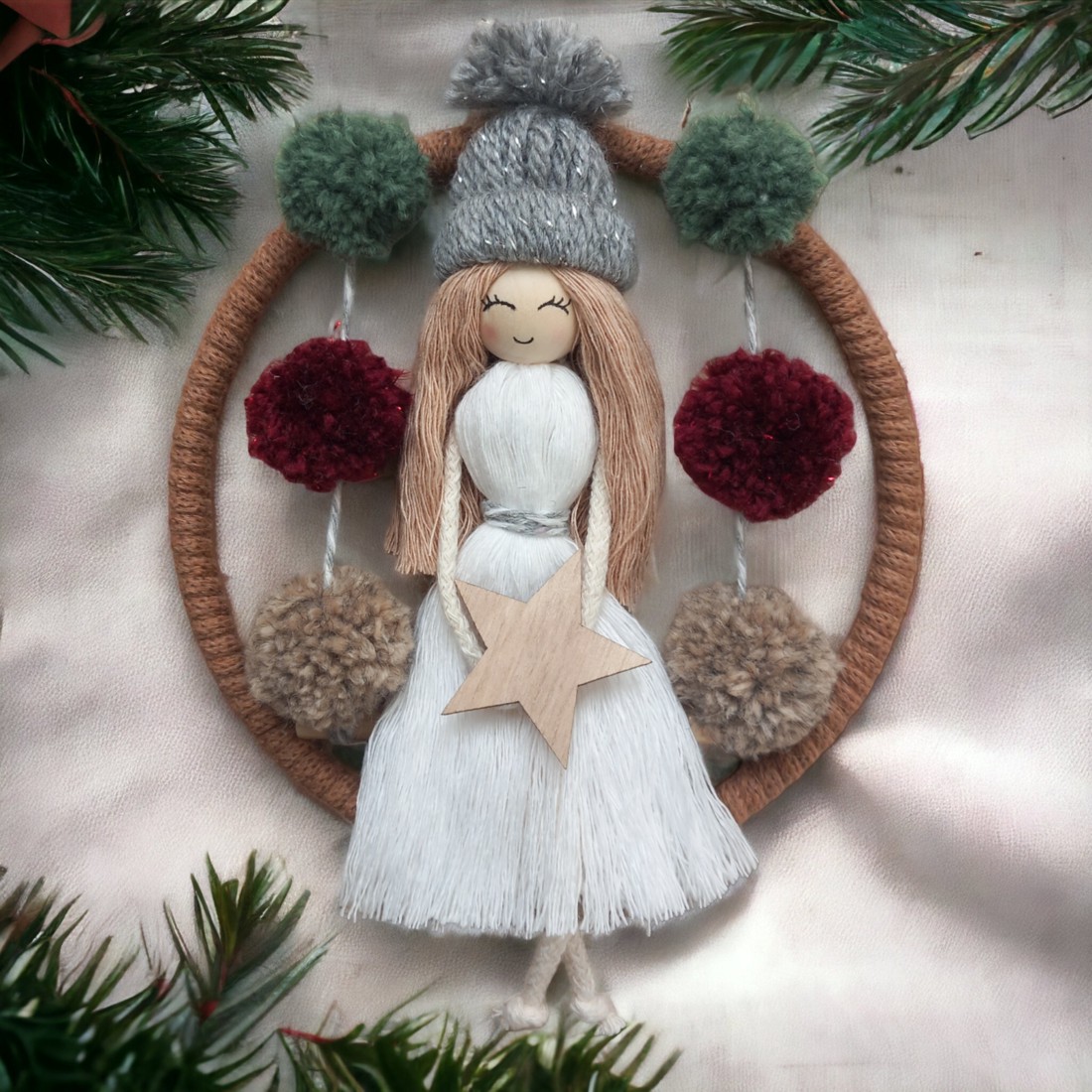 Decorațiune de Crăciun pentru ușă/perete cu păpușă macramé cu șapcă și pompoane -  - Artynos.ro