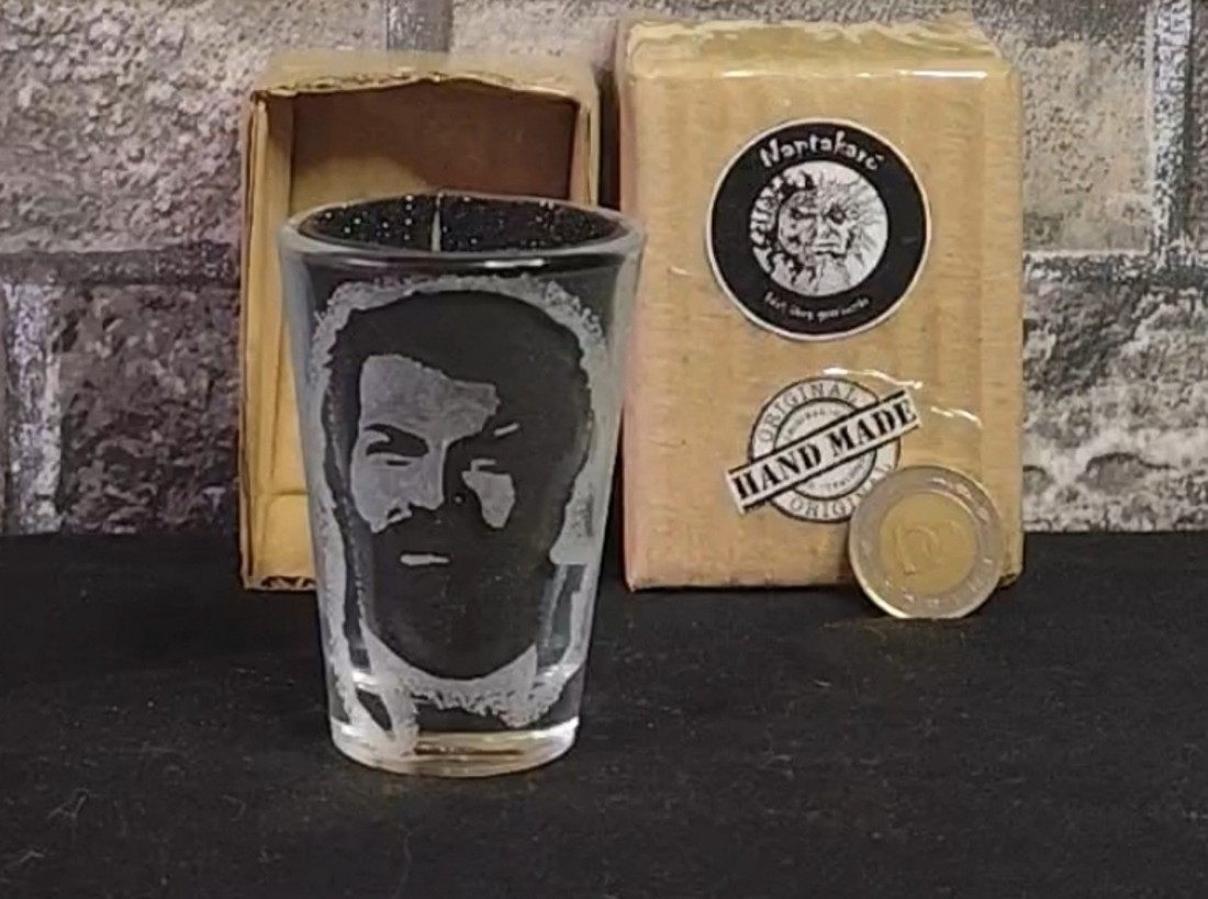 Pahar de băuturi spirtoase din sticlă, cu model Bud Spencer, gravat manual  -  - Artynos.ro