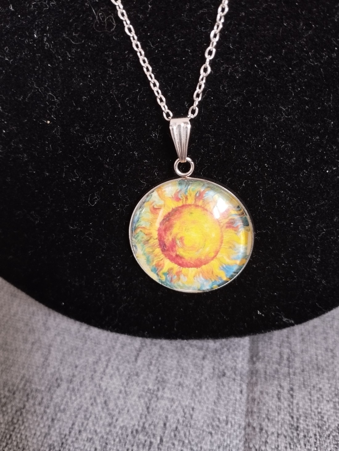 Colier din oțel medical cu lentile din sticlă și motiv Van Gogh - - Artynos.ro Colier din oțel medical cu lentile din sticlă și motiv Van Gogh - - Artynos.ro