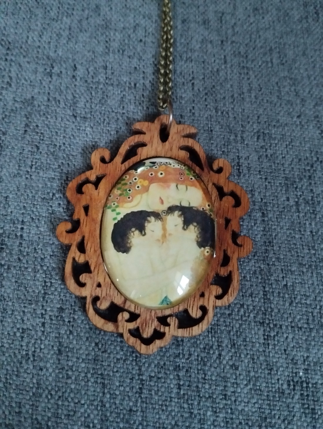 Colier cu lentile de sticlă și motiv Klimt - - Artynos.ro Colier cu lentile de sticlă și motiv Klimt - - Artynos.ro