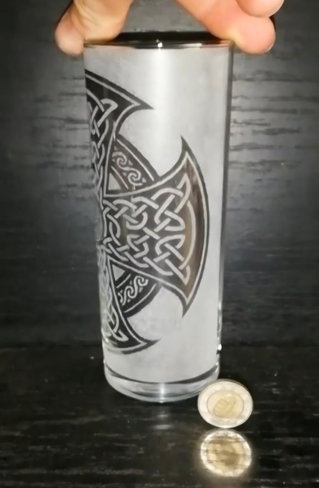 Pahar cu model de cruce celtică  -  - Artynos.ro