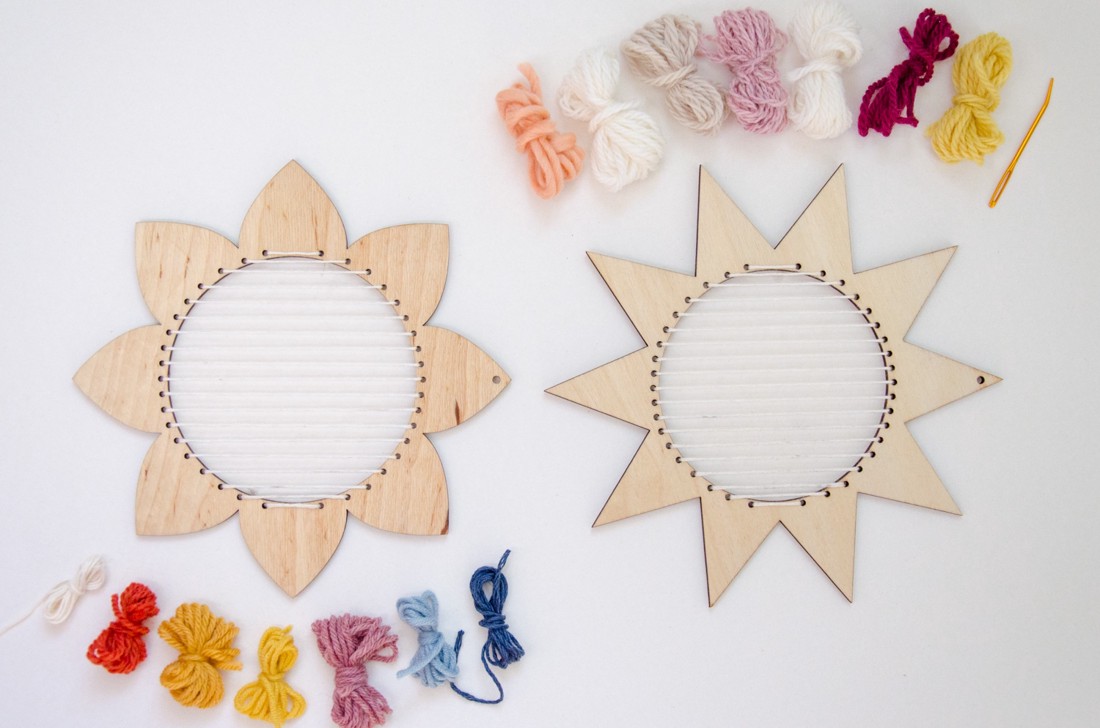 "Țeseți singur!" Kit DIY - Floare și soare pe un cadru de formă - - Artynos.ro "Țeseți singur!" Kit DIY - Floare și soare pe un cadru de formă - - Artynos.ro