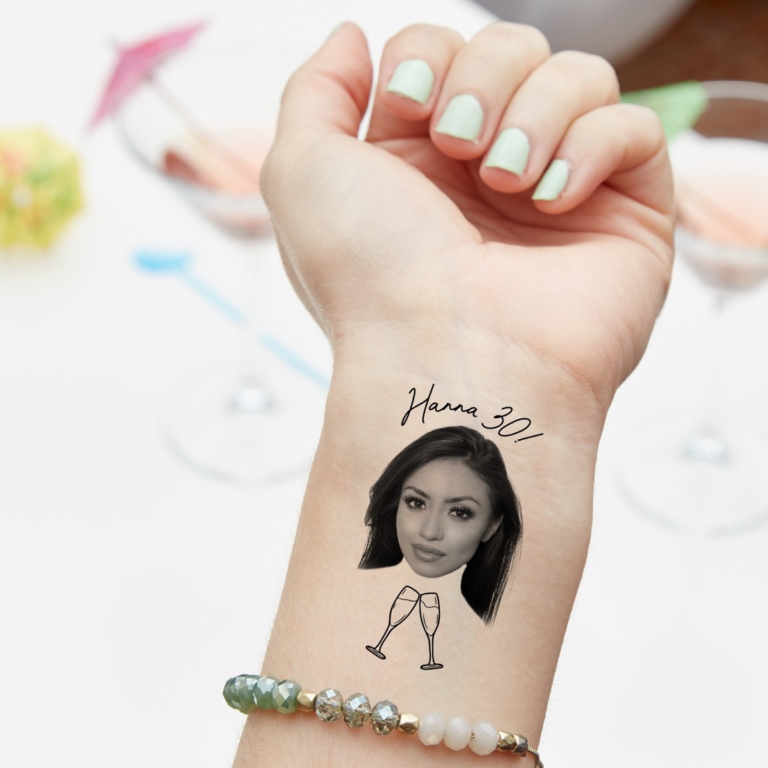 Ziua de naștere tatuaj temporar negru și alb față cu imagine tatuaj lavabil - - Artynos.ro Ziua de naștere tatuaj temporar negru și alb față cu imagine tatuaj lavabil - - Artynos.ro