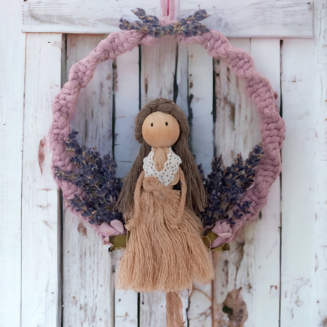 Păpușă din macrame cu lavandă de vară  decor de perete pe cerc - casă & stil de viață - accesorii pentru decorat casa - decorațiuni de pereți, decorațiuni suspendate - autocolante perete - Artynos.ro