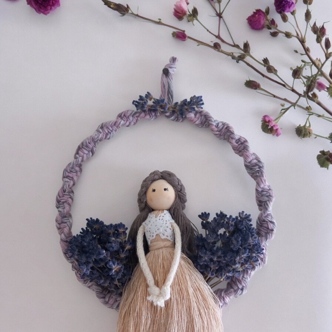 Păpușă din macrame cu lavandă de vară  decor de perete pe cerc - casă & stil de viață - accesorii pentru decorat casa - decorațiuni de pereți, decorațiuni suspendate - autocolante perete - Artynos.ro