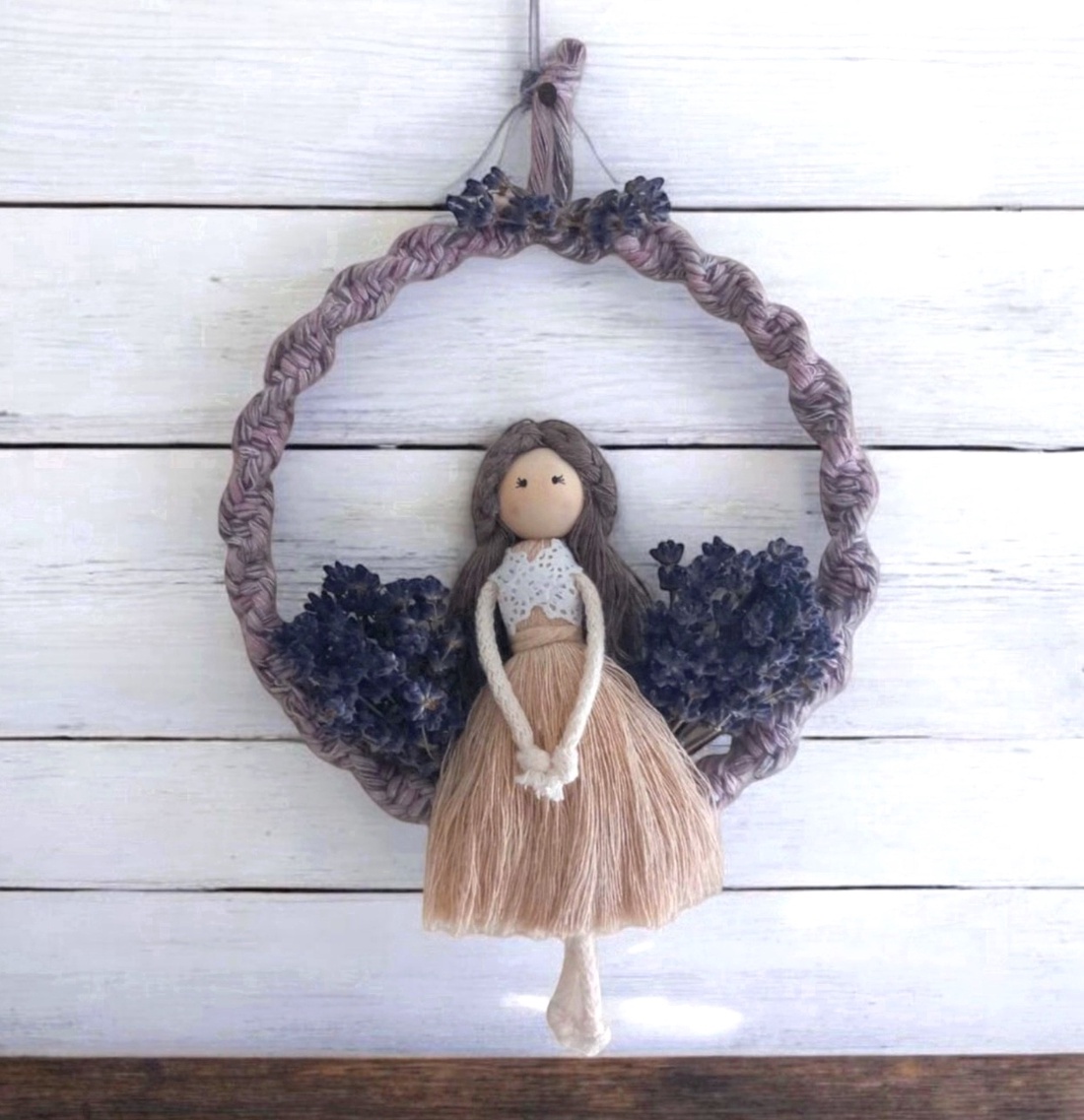 Păpușă din macrame cu lavandă de vară  decor de perete pe cerc - casă & stil de viață - accesorii pentru decorat casa - decorațiuni de pereți, decorațiuni suspendate - autocolante perete - Artynos.ro