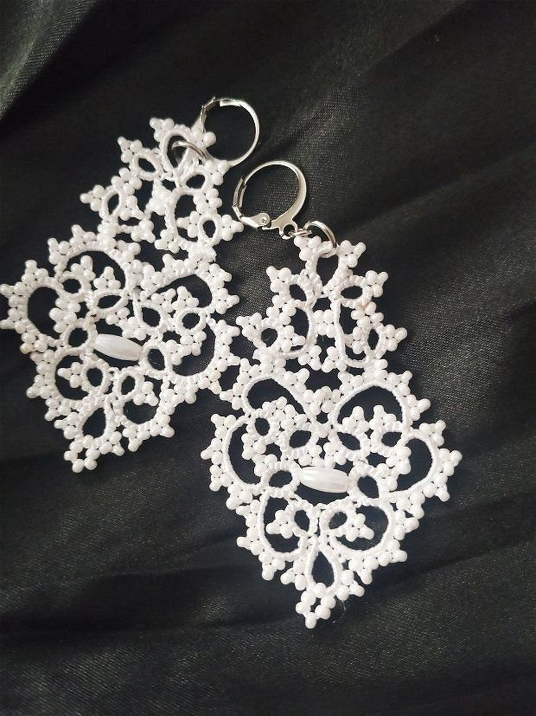 Cercei dantela alba, lucrati cu suveicuta in tehnica frivolite, cercei albi din dantela frivolite, cercei pentru mireasa - bijuterii - cercei - cercei candelabru - Artynos.ro
