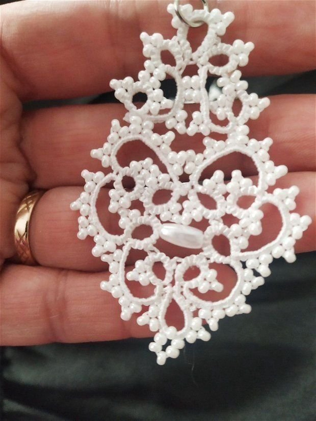 Cercei dantela alba, lucrati cu suveicuta in tehnica frivolite, cercei albi din dantela frivolite, cercei pentru mireasa - bijuterii - cercei - cercei candelabru - Artynos.ro