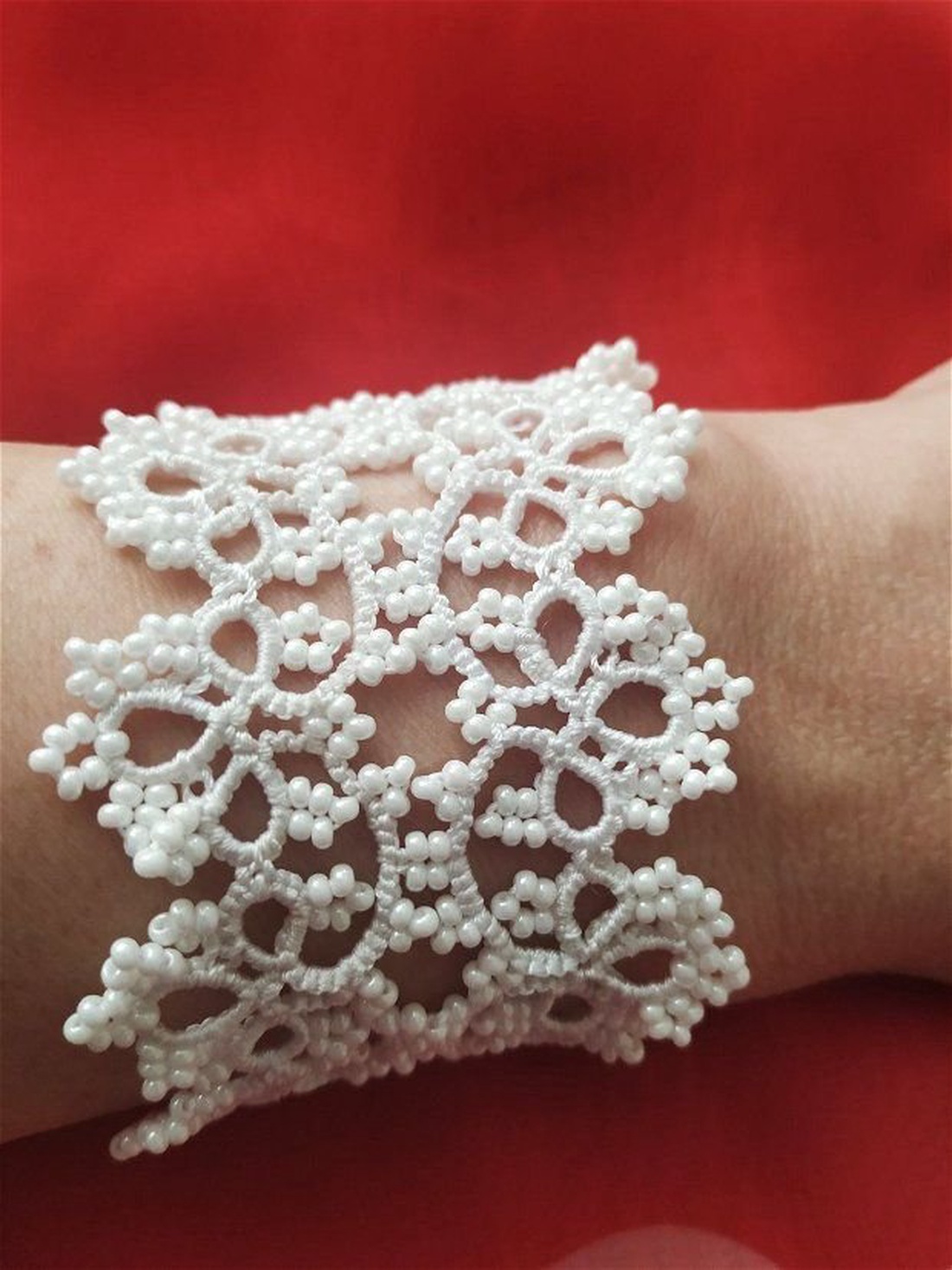 Bratara dantela alba, confectionata cu suveicuta in tehnica frivolite, bratara pentru mireasa, bratara alba din dantela - bijuterii - brățări - brățări din mărgele - Artynos.ro