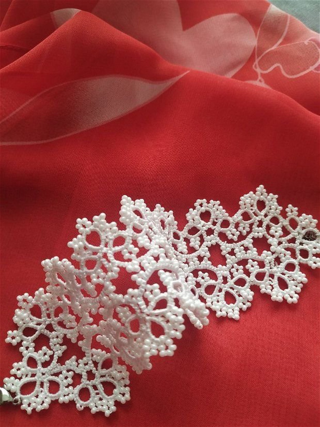 Bratara dantela alba, confectionata cu suveicuta in tehnica frivolite, bratara pentru mireasa, bratara alba din dantela - bijuterii - brățări - brățări din mărgele - Artynos.ro